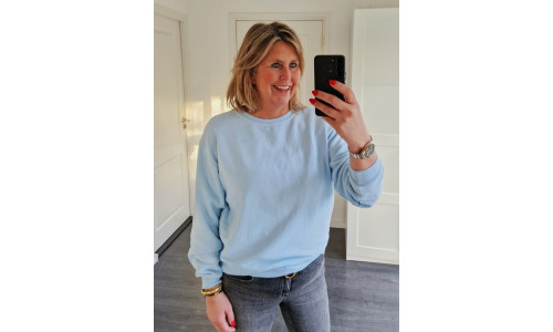 SWEATER EMKE licht blauw